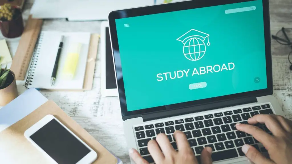 7 Reasons You Should to Study Abroad in 2022
